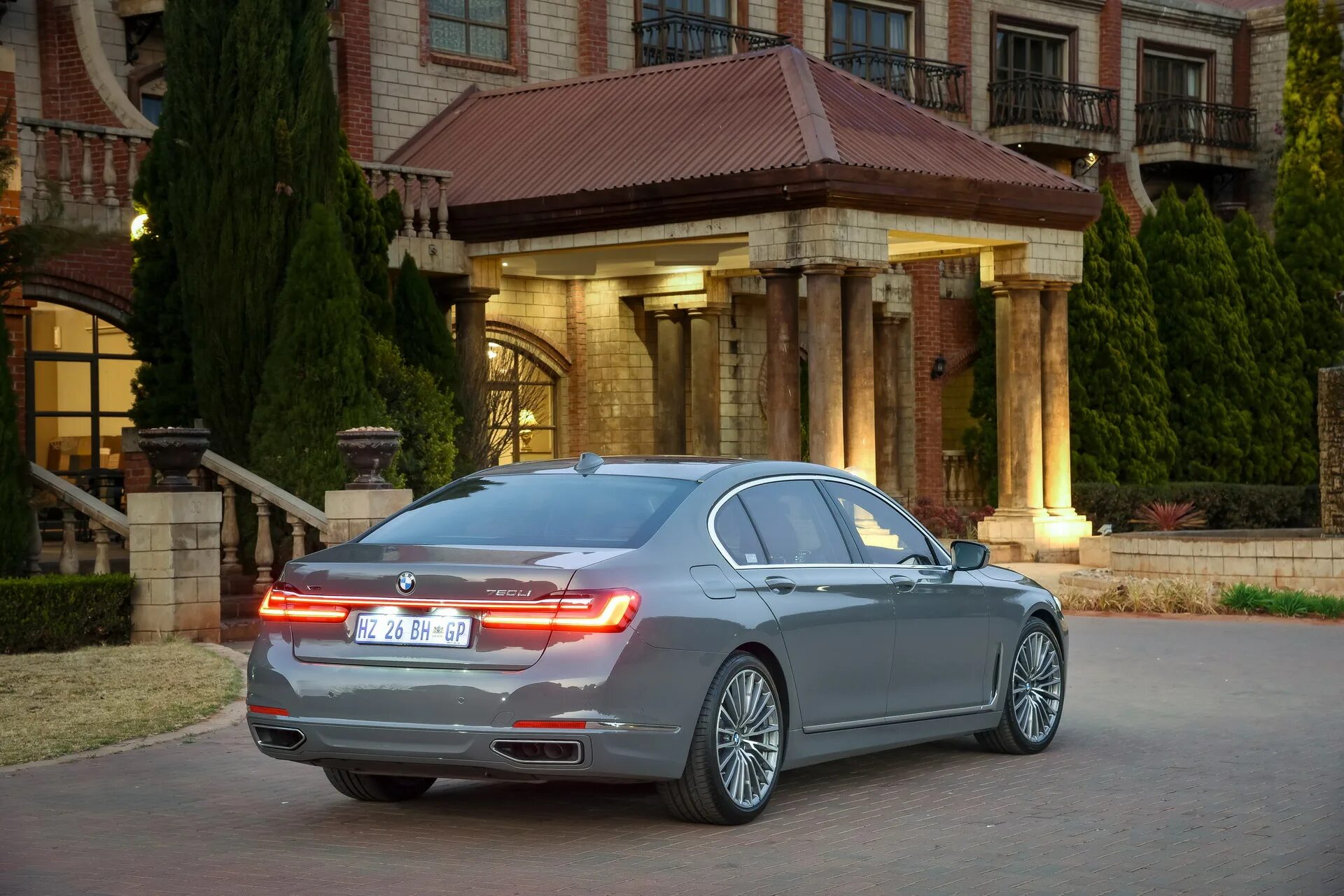 Бмв 750 москва. BMW 750li XDRIVE. БМВ 750li g12. БМВ 750 li. BMW 7 750li XDRIVE.