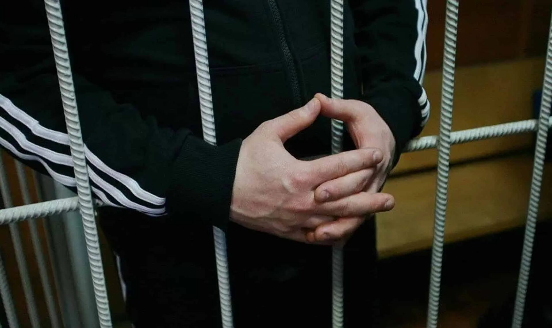 Подсудимый ст. Подсудимый в суде. решетка подсудимый. подсудимый за решеткой.