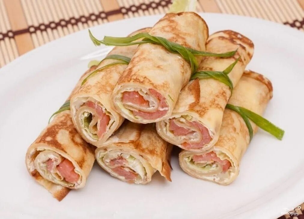 блинчики с семгой и сливочным сыром. рулетики из блинчиков с разными. блинные рулеты с начинкой. закуска из блинных рулетиков. блинные рулетики с творогом.