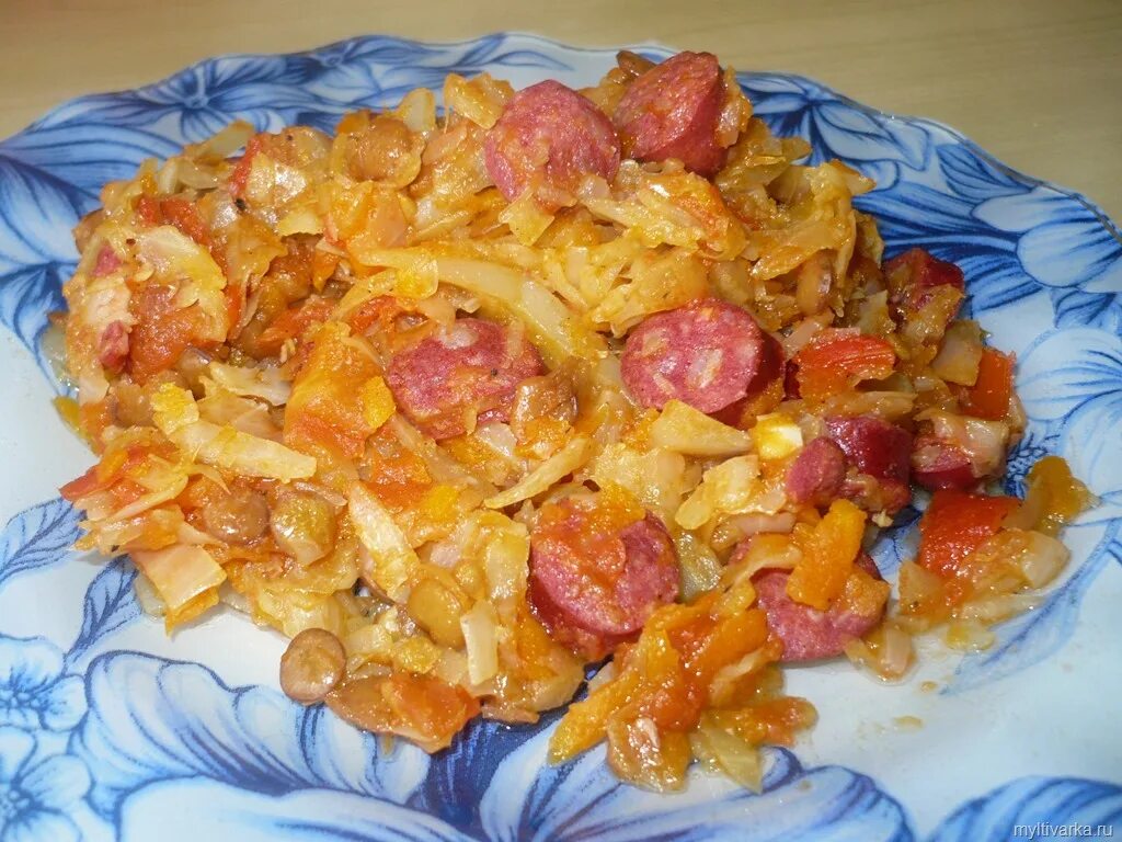Капуста тушеная в мультиварке с томатной. Тушёная капуста в мультиварке. тушеная капуста с колбасой. колбаски с тушеной капустой. жареная капуста с колбасой.