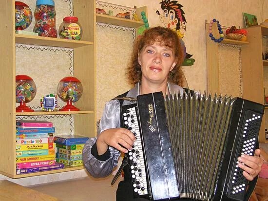 Профессия пианист. Муз работники. Пианистка для детей. Музыкальный руководитель с детьми. Музыкальный работник в детском саду.