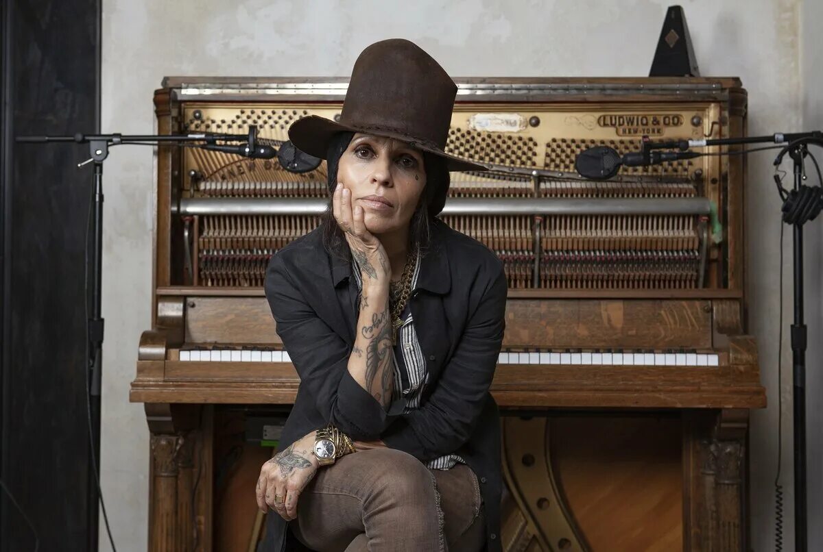 4 non blondes текст. Линда перри. 4 non blondes линда перри. 4 non blondes солистка. linda perry фото.