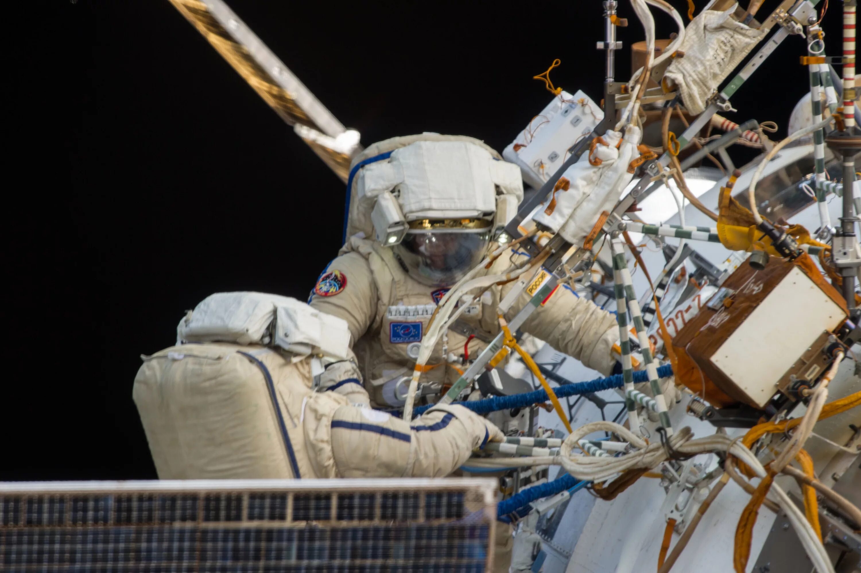 Российские космонавты находящиеся в космосе. Космонавт снаружи МКС. Унитаз на МКС. Туалет на МКС. Туалет на международной космической станции (МКС).