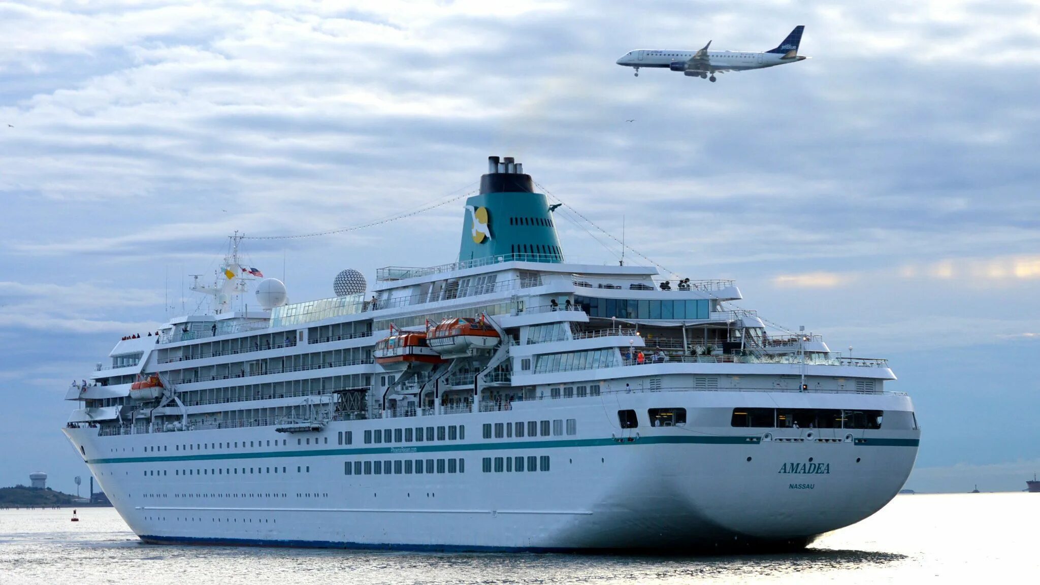 Морские перевозки. Морской транспорт россии. Грузовой корабль. Контейнеровоз панамакс. Яхта amadea.