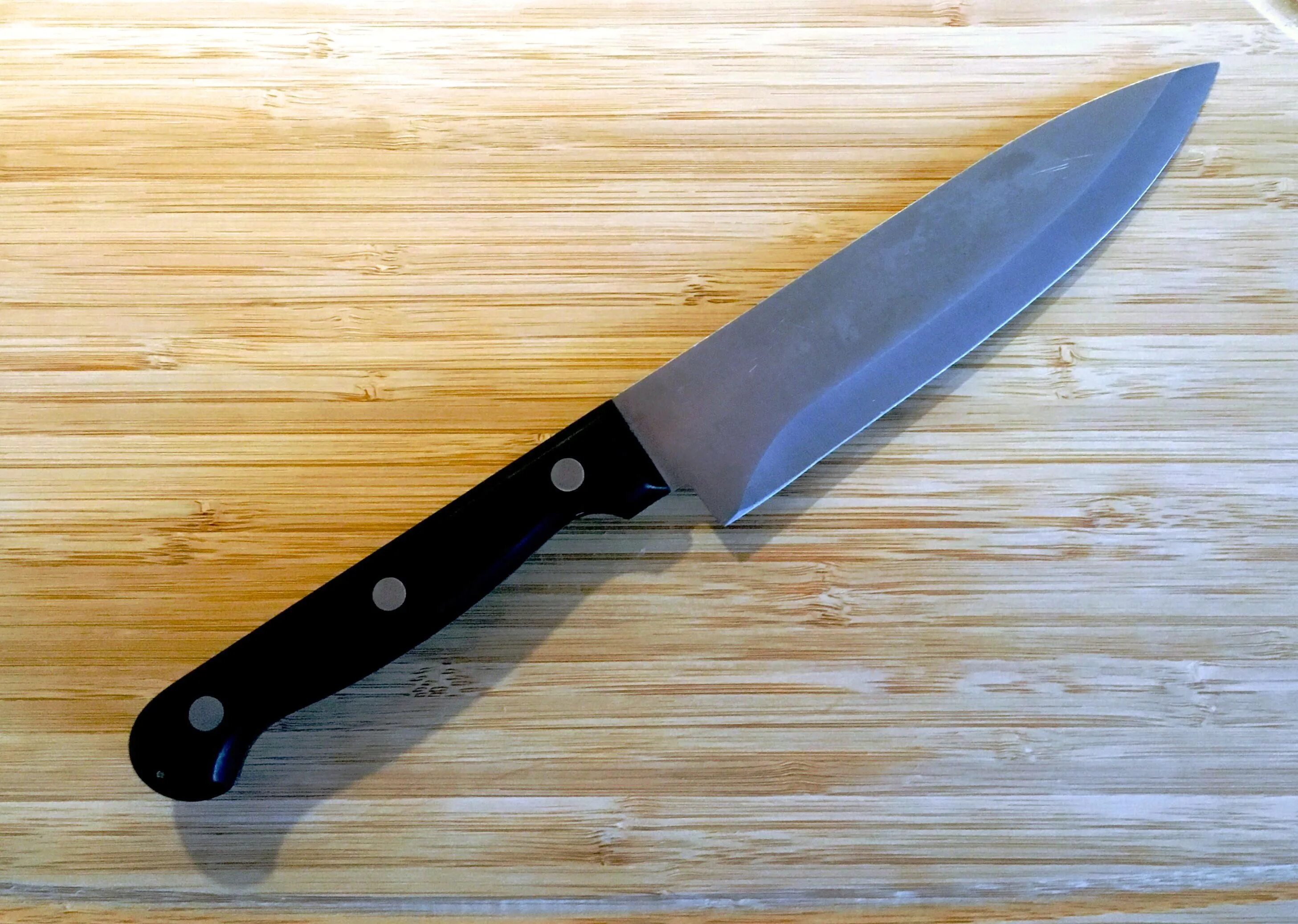 Кухонный нож оружие. Кухонный нож. Нож на столе. Нож обычный кухонный. Кухонный нож на столе.