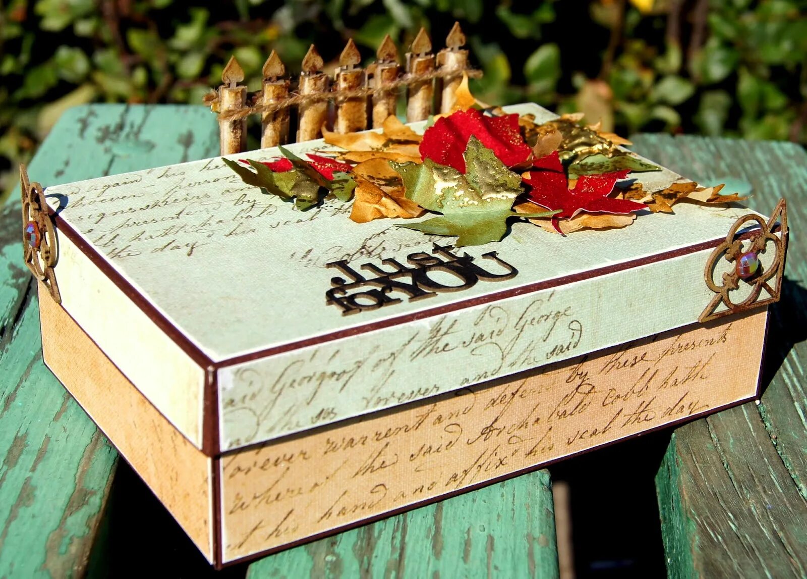 Осенняя коробочка скрапбукинг. Осенняя коробочка. Осенняя коробочка идей. Осенние подарочные коробочки. Осенняя упаковка подарков.