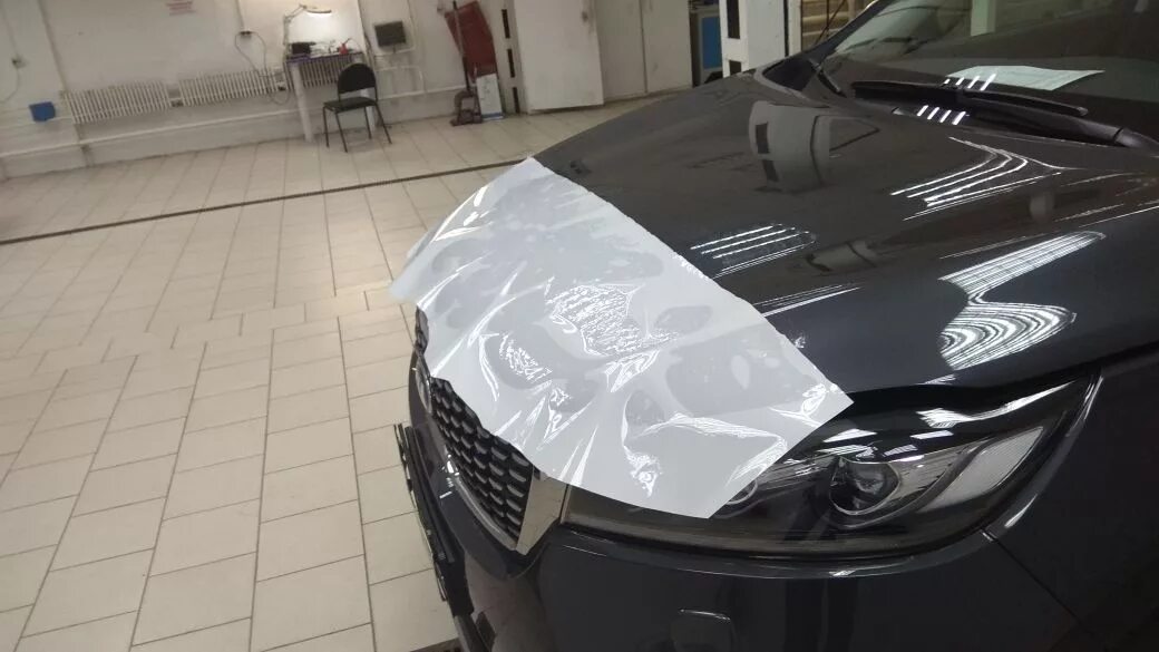 Антигравийная пленка для alfa romeo 159. Защита авто антигравийной пленкой. Бронирование пленкой автомобиля. Защита капота пленкой. Защита капота пленкой.