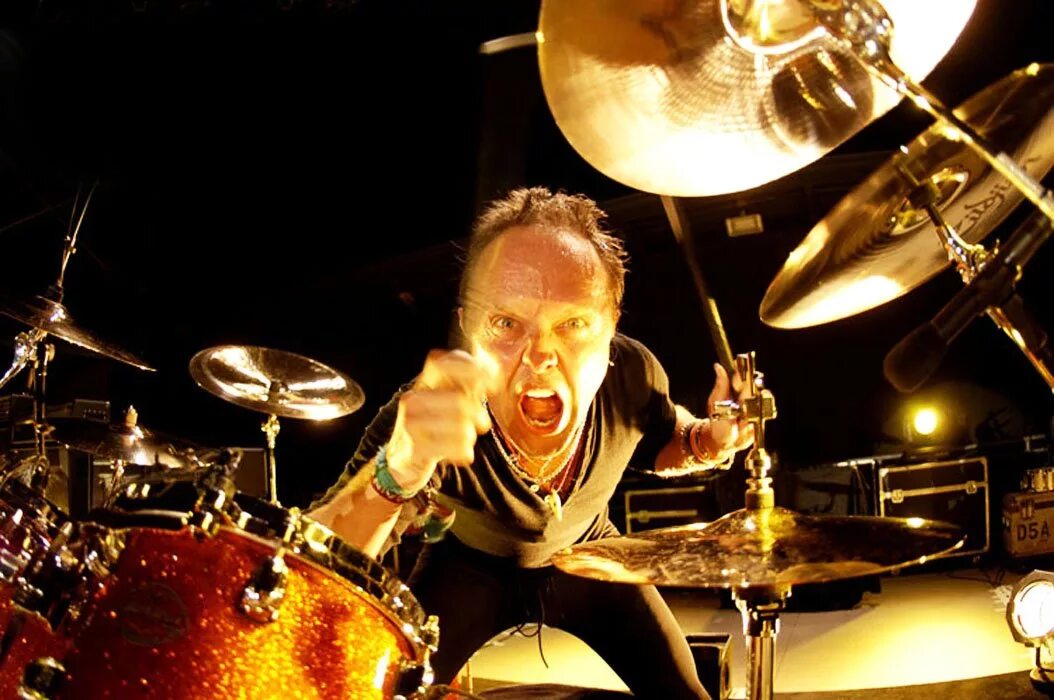 едет выступать. певец, выступавший в саратове-энгельсе на новый-год. едет выступать. Necrobass группа. едет выступать.