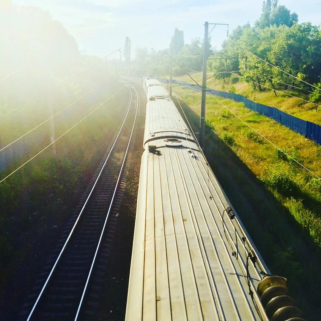 Поезд мчится прямо на границу. Анцигин паровоз. Поезд мчится прямо на границу. Леонид агутин служил. Поезд мчится прямо на границу.