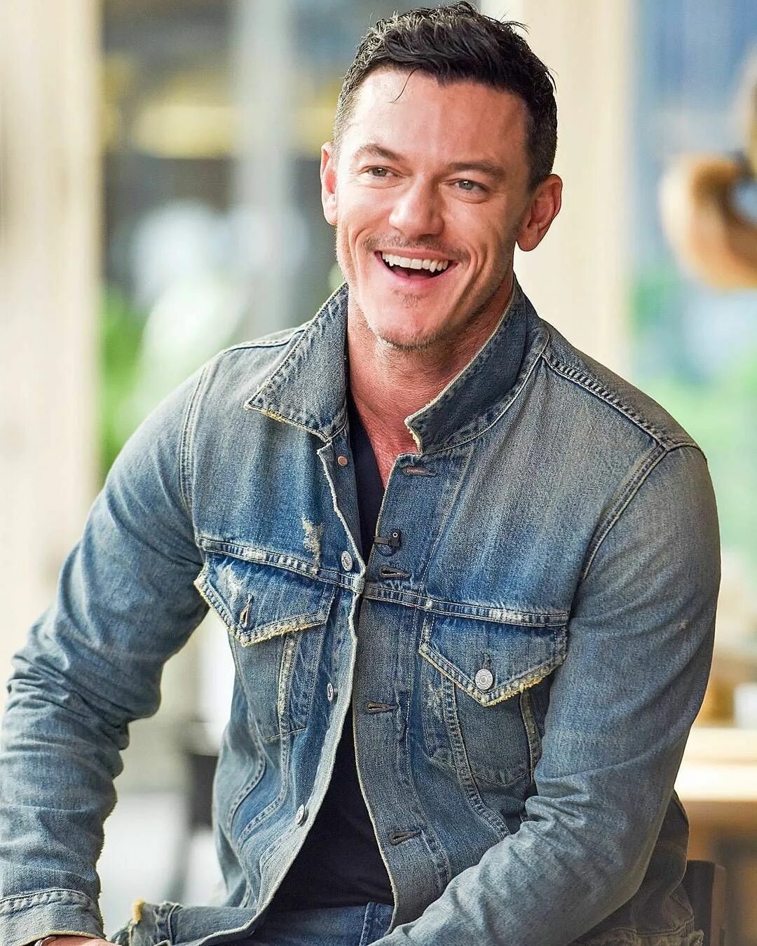 Luke evans. Люк Эванс. Люк Эванс фото. Люк Эванс молодой. Люк Эванс в молодости.