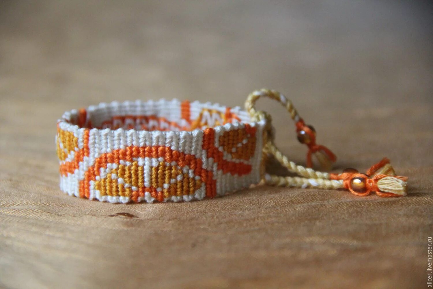 Браслеты фенечки. Фенечки. Фенечки из бисера. Браслет из бисера с именем. Феенки.
