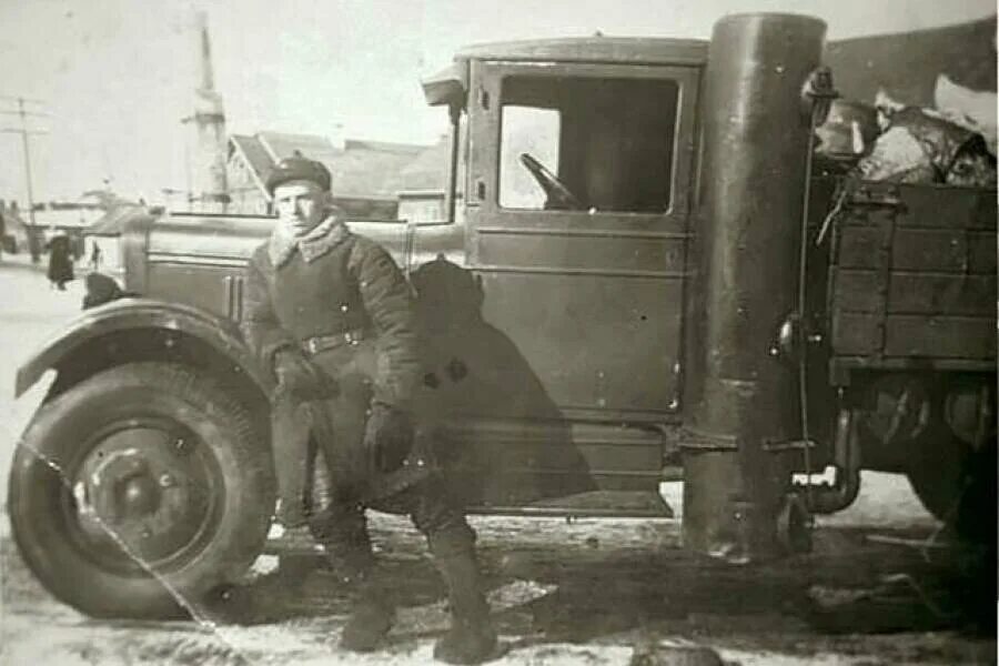 Водитель полуторки. Газогенераторные автомобили на дровах в 1941-1945. ЗИС-5 газогенераторный. Шоферы на дороге жизни в блокадном Ленинграде. Грузовик полуторка ГАЗ-АА.