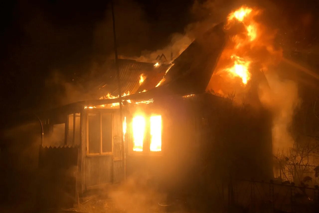 красная гора брянск. пожар в доме. пожар в доме. пожар в частном доме. огонь пожар.