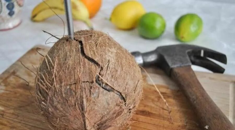 Как вскрыть кокосовый орех