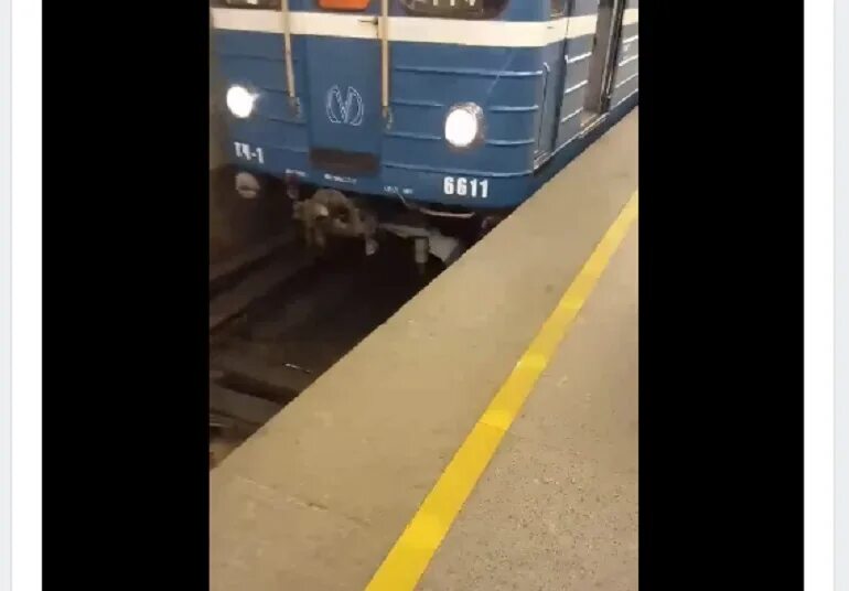 Переехало метро. Женщина упала под поезд метро. Девушка на рельсах в метро. Поезд переехал человека в метро.