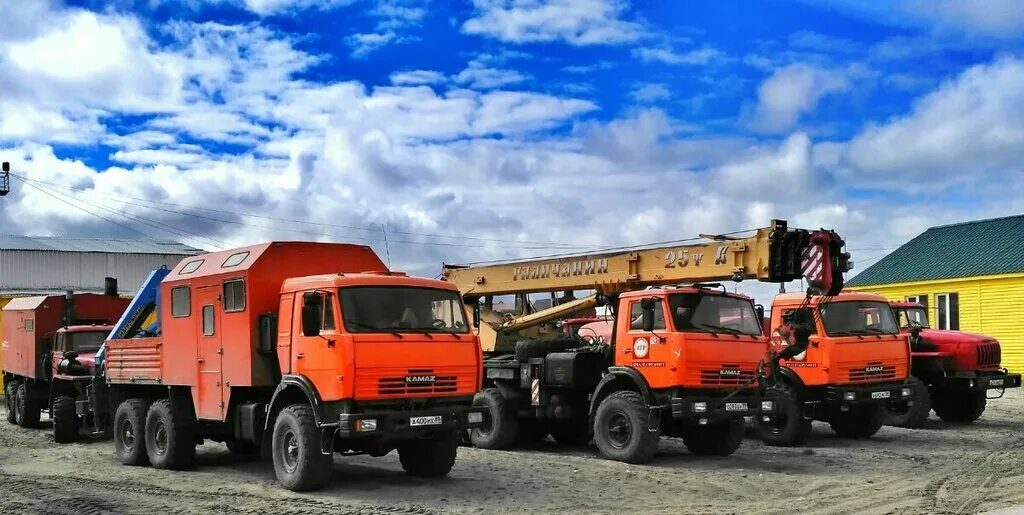 мбу-125 на шасси мзкт-7003-011. кран 25 тонн новый уренгой. мкг 25 с маневровым гуськом. спецтехника уренгой. спецтехника уренгой.