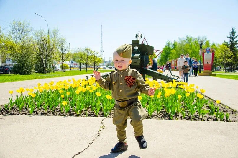 Идет солдат караоке со словами. Шёл солдат.... Солдат по городу. У солдата выходной. Солдаты весной.