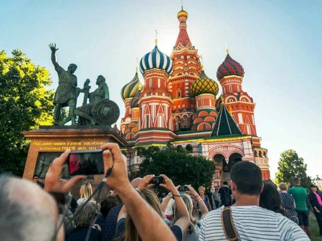 Город страна внутри страны. Туристы в Москве. Культурно-познавательный туризм. Историко-культурный туризм. Познавательный туризм в России.