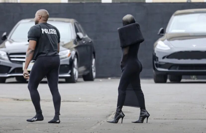 Одежда не по размеру. Туго оделась. Туго оделась. Красивая попа в джинсах. Красивые попки в джинсах на улице.