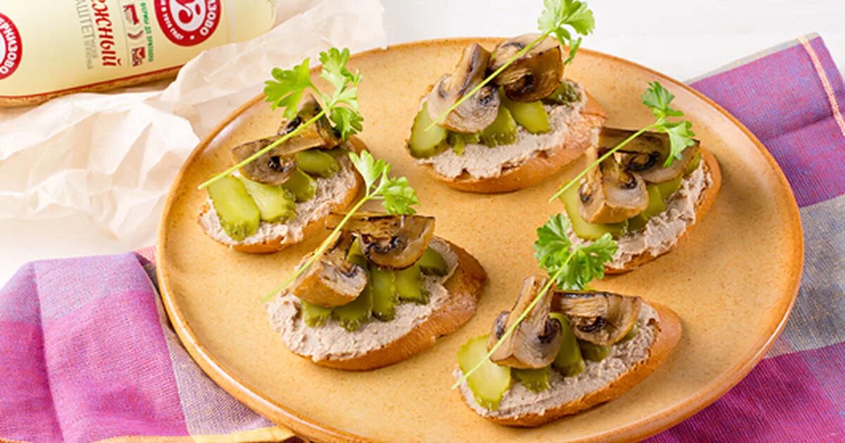 закуски с паштетом. закуски с паштетом на праздничный стол. закуска с паштетом на праздничный. закуска с паштетом на праздничный. бутерброды на крекере.