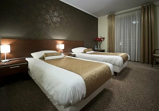 Отель постель. Гостиница дели. Комплектация гостиниц и отелей. Queen size bed hotel. С мачехой в отеле одна постель.