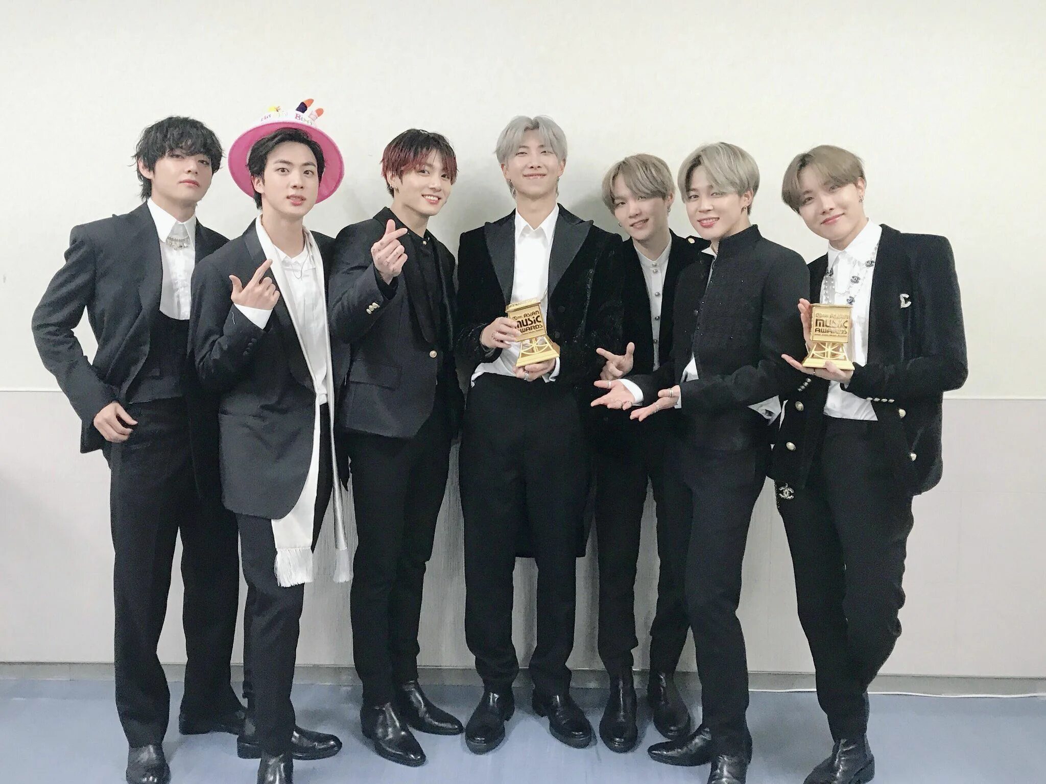 Бтс младший. Группа БТС 2019. Группа БТС 2017 года. BTS mama 2019. БТС 2018.