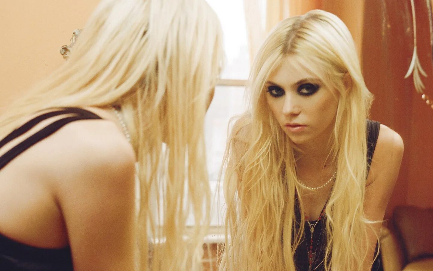 Blonde ту лу. Тейлор Момсен. Тейлор Момсен 2021. Тейлор Момсен и Аврил Лавин. Taylor Momsen 2022.