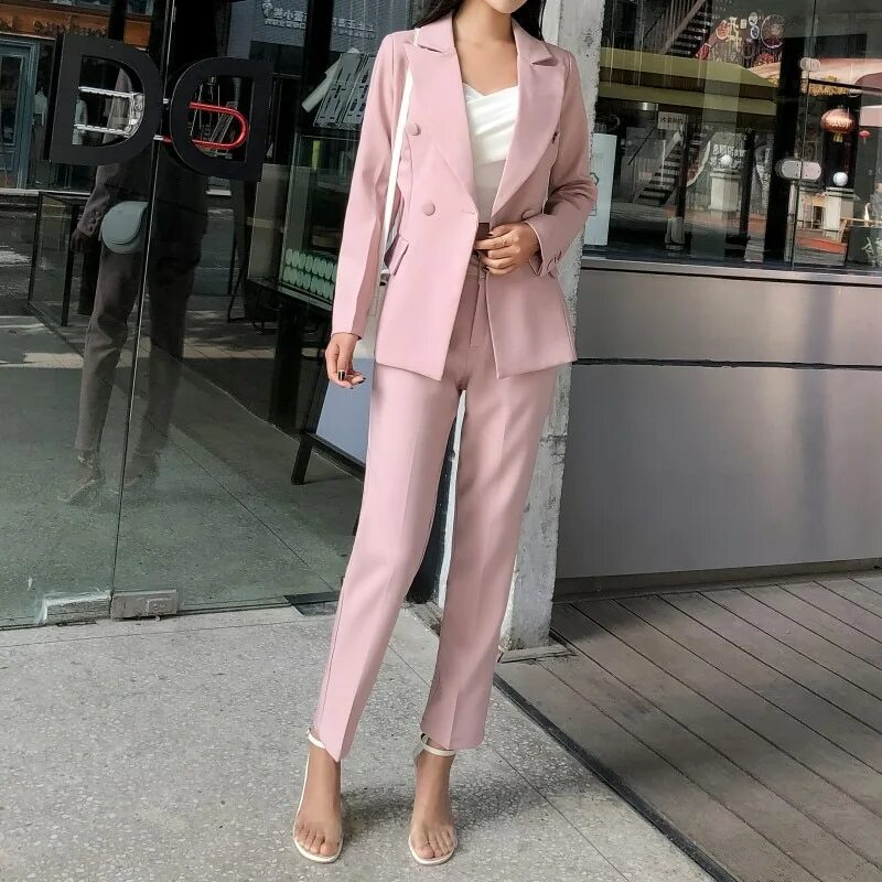 Розовый брючный костюм женский. Брючные костюмы для женщин. Розовый брючный костюм женский. Костюм женский. Женщина в розовом костюме.
