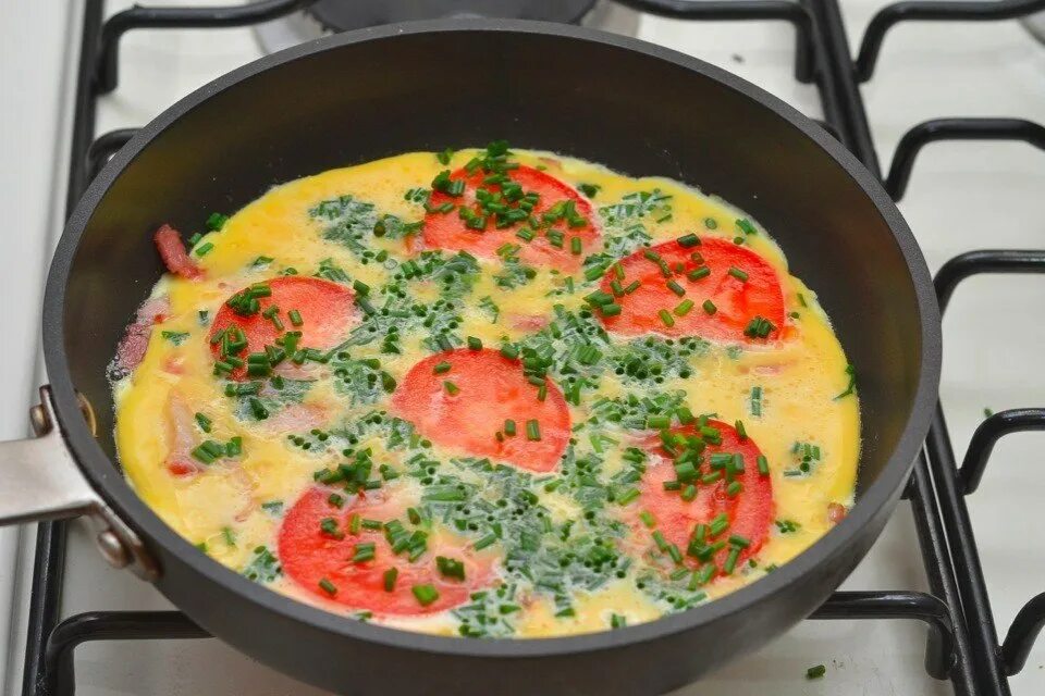 Омлет с беконом. Яичница глазунья с беконом. Омлет с помидорами. Омлет с ветчиной и помидорами. Яичница с беконом и сыром.