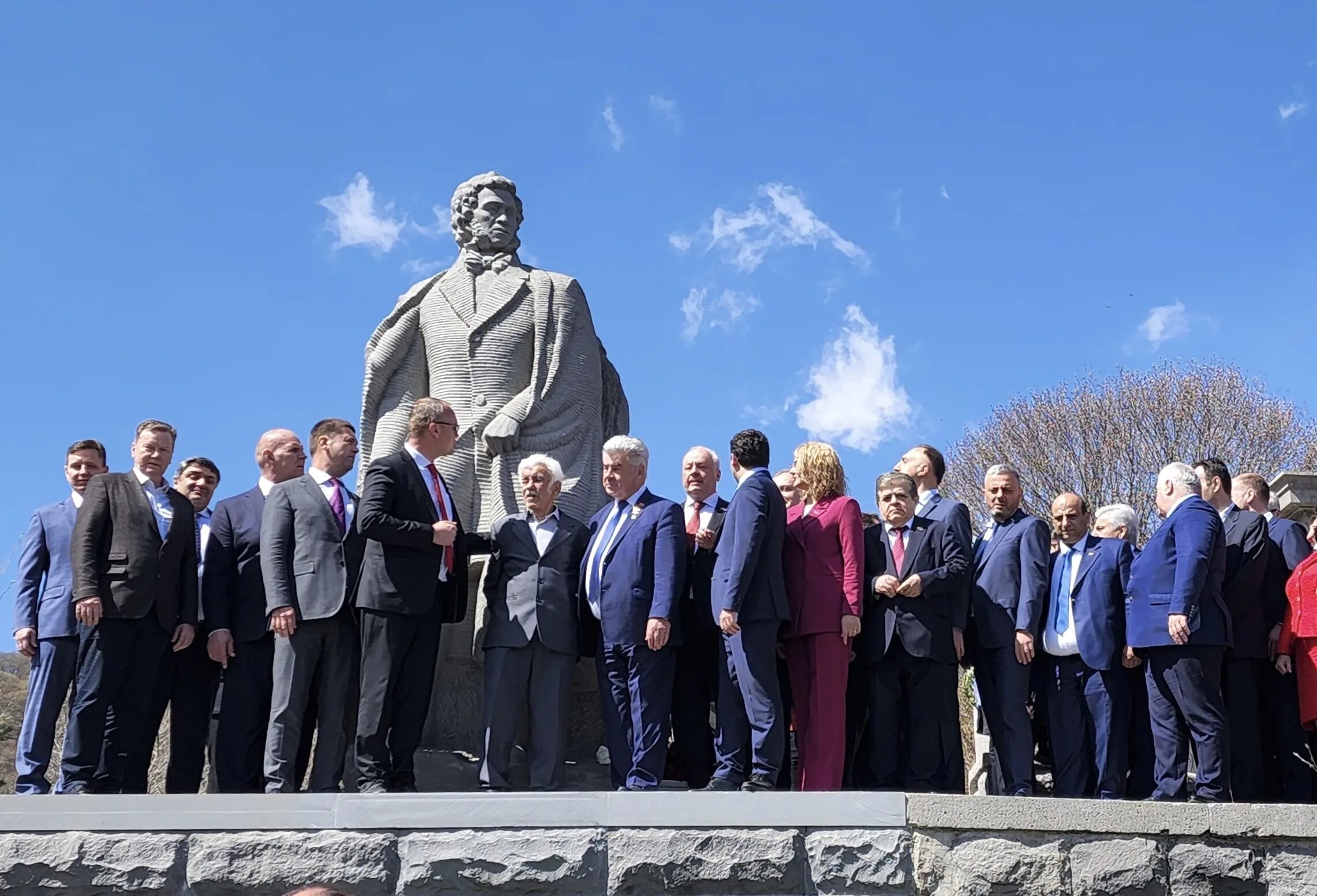 Памятник Пушкину открыли в Армении. Памятник Пушкину в Ереване. Статуи в Армении. Памятник Шаумяну в Ереване.