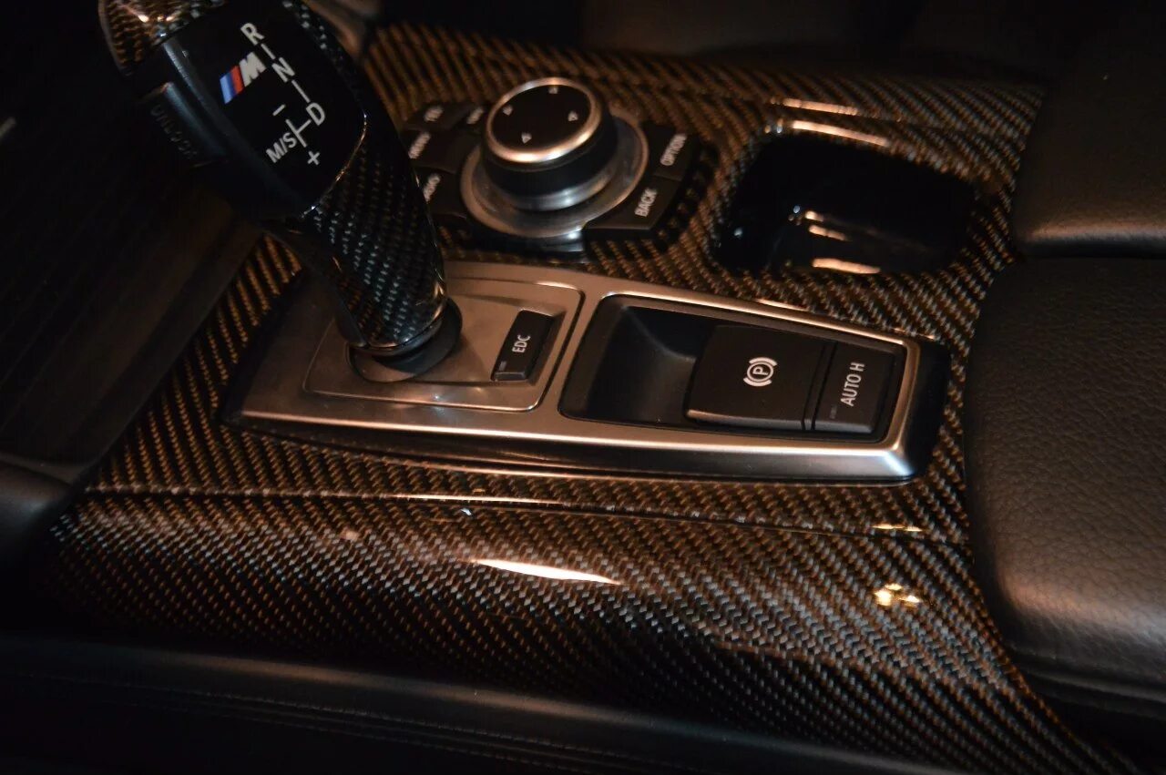 Аквапринт карбон 6d. Карбон в салоне. Бмв е 92 ламинация карбоном. Карбоновые накладки в салон на лексус nx 200. Карбон в салоне авто.