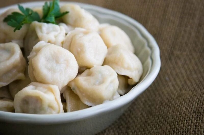 Пельмени на пельменнице. Рецепт приготовление пельменей с фото. Рецепт приготовление пельменей с фото. Приготовление пельменей пошагово. Пельмени домашние.