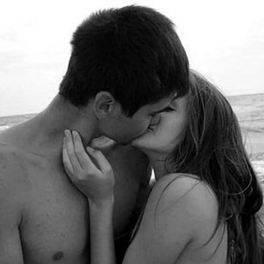 Обнял вк. Обнимает девушку. Поцелуй на море. Парень целует девушку на пляже. Парни обнимаются.
