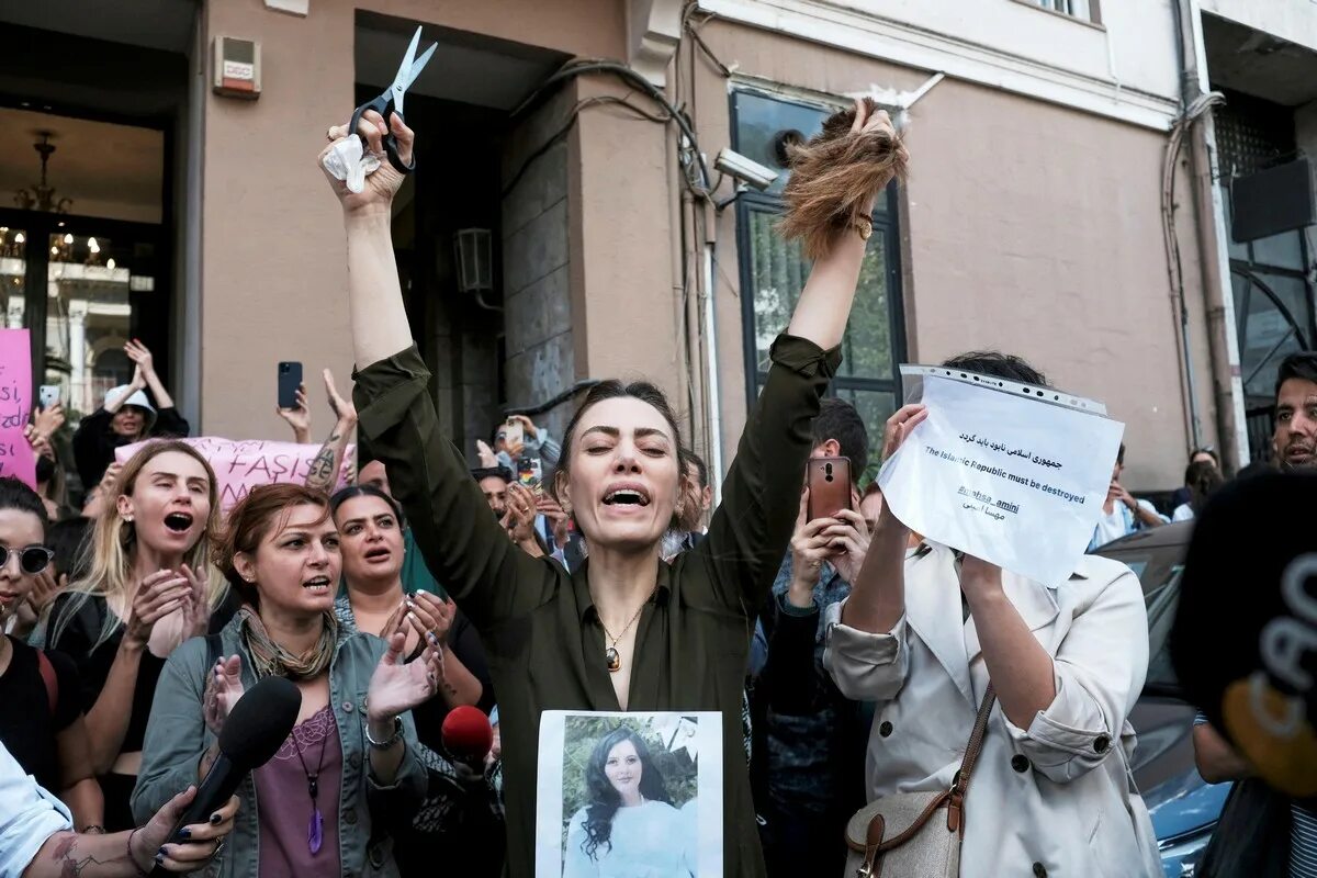 Ситуация в иране последние новости. Протесты в Иране Махса амини. Протесты в Иране 2022 женщины.