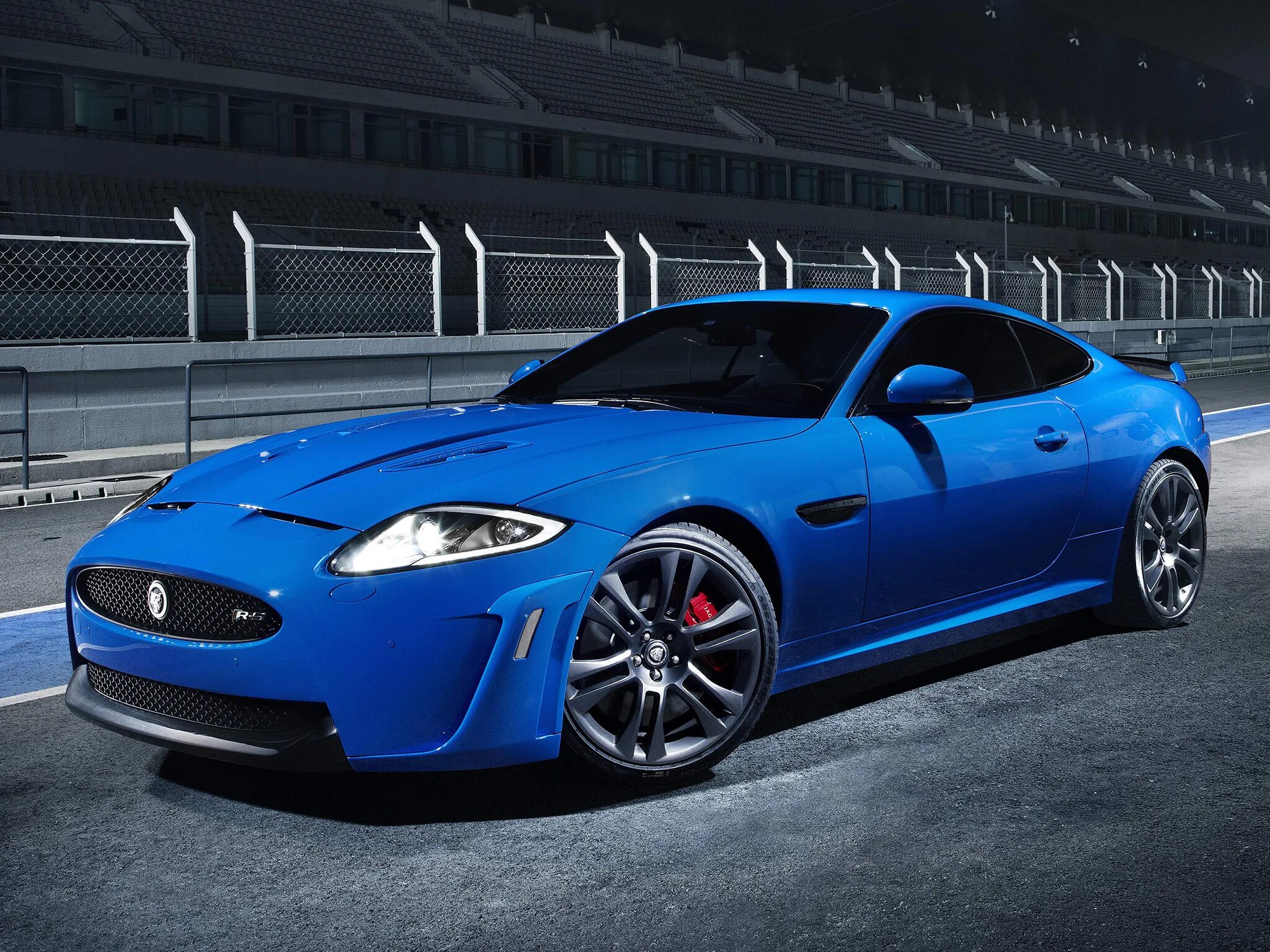 Включи синий машина. Ягуар машина XKR-S. Jaguar XKR-S 2015. Jaguar XKR. Сине-белая машина Ягуар XKR-S.