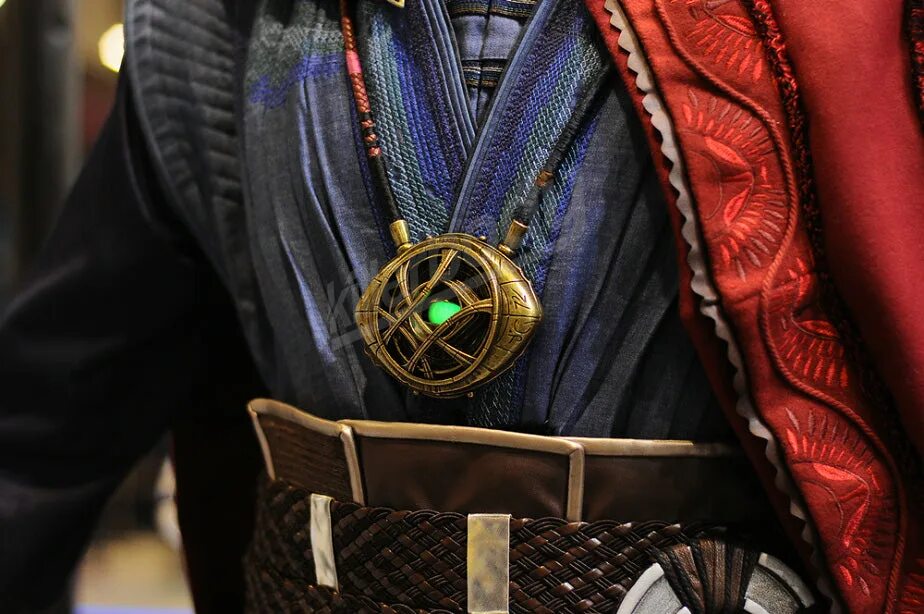 Doctor strange с глазом агамотто. Медальон доктора. Медальон доктора. Глаз агамотто доктора стрэнджа. Карманные часы доктора кто.