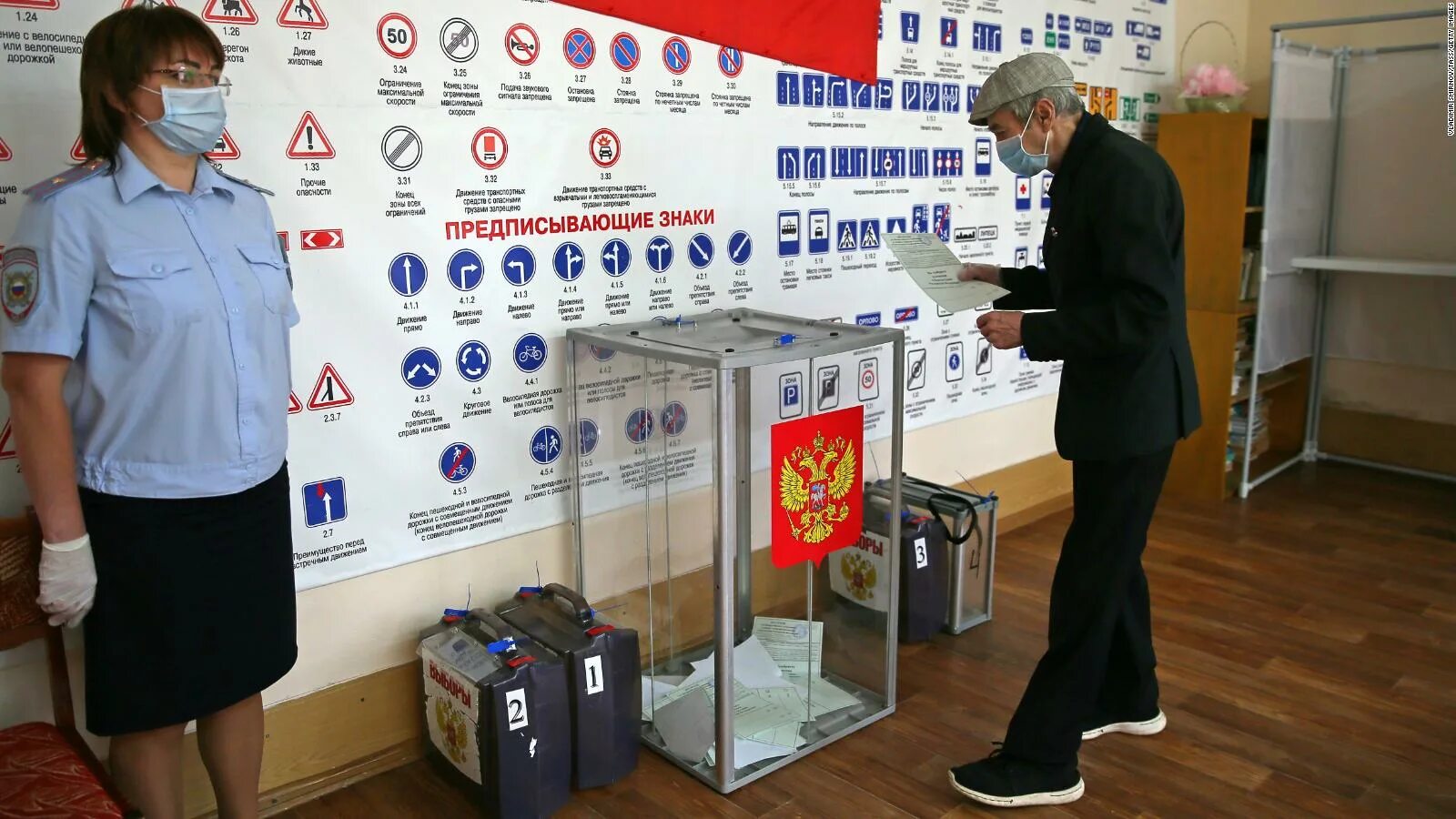 Voting in russia. Избирательный участок Москва. Контроль избирательных участков. Охрана на избирательных участках. Автоматизированные избирательные участки.