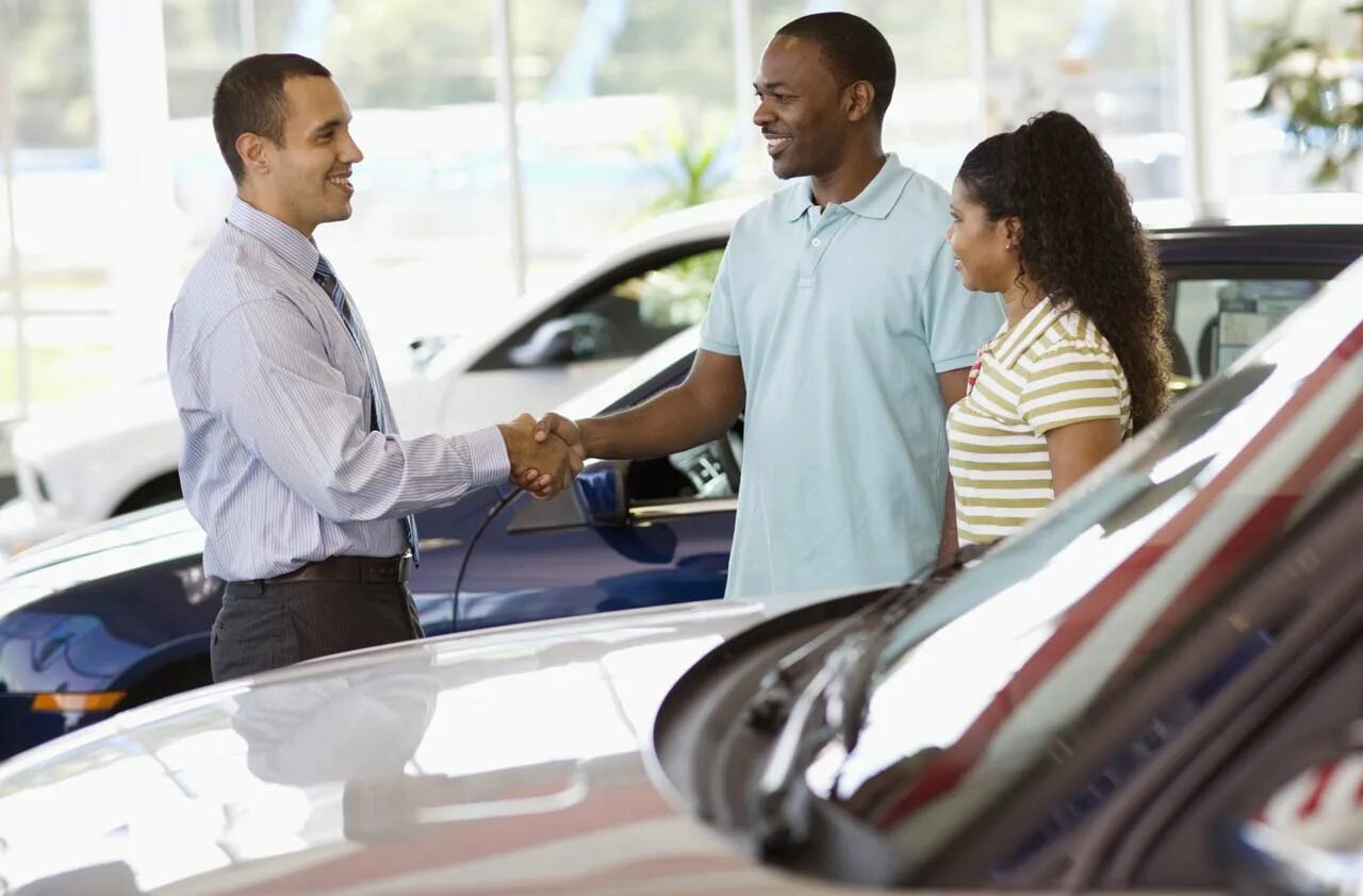 Car dealership hunt. Выбирает машину. Car dealership. Оформление кредита в автосалоне. Два человека в авто.