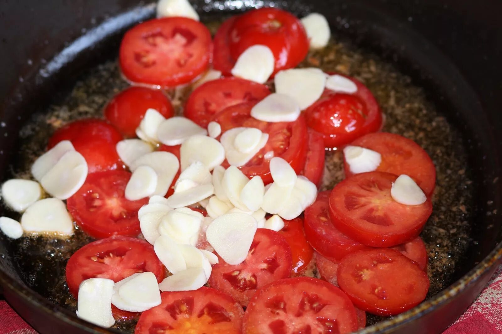 Помидоры с чесноком. Помидоры на сковородке. Яйца с помидорами. Яичница с помидорами и чесноком. Рецепт жареных помидор с чесноком