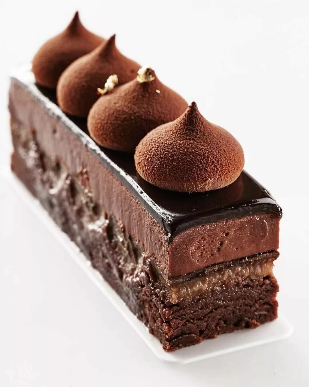 Пирожное в шоколаде. Шоколадное пирожное Брауни. Шоколадный бисквит Брауни. Шоколадный Брауни Chocolate Brownies. Пирожное бисквит Брауни шоколад.