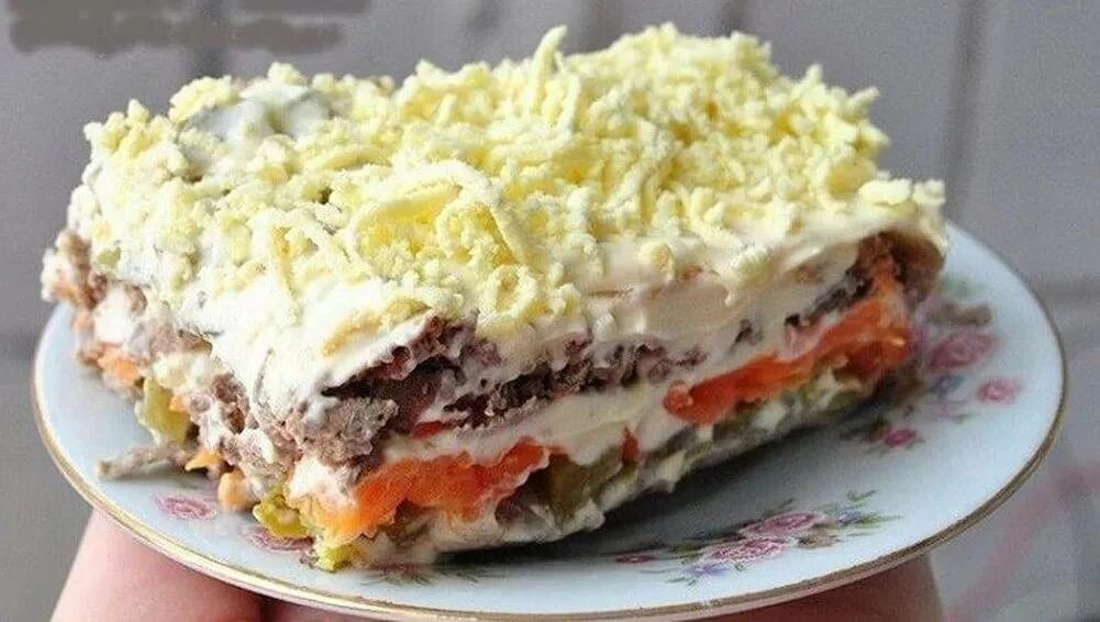 Салат слоёный Печёнкин. Салат Печенкин с куриной печенью. Салат Печенкин с куриной печенью слоями. Слоёный салат "печень под шубой". Слоеные салаты с печеньем