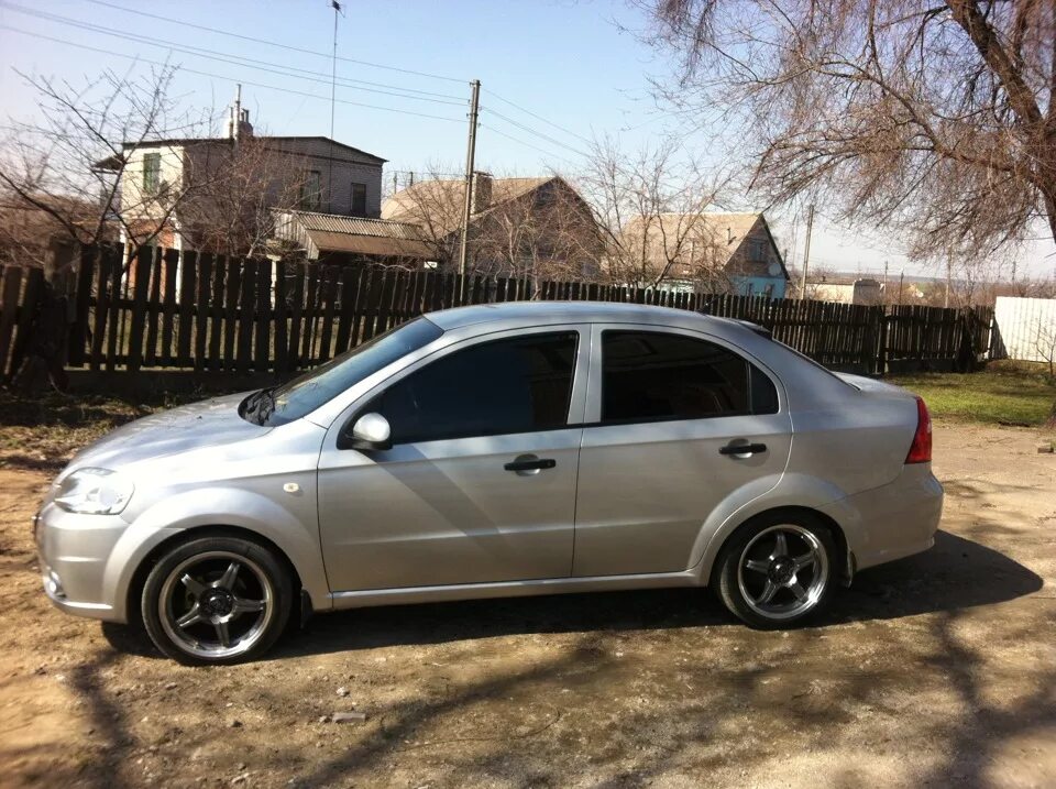 Диски на авео. Chevrolet Aveo r16. Шевроле Авео т250 r16. Шевроле Авео т250 на 15 колесах. Шевроле Авео т250 на дисках r16.