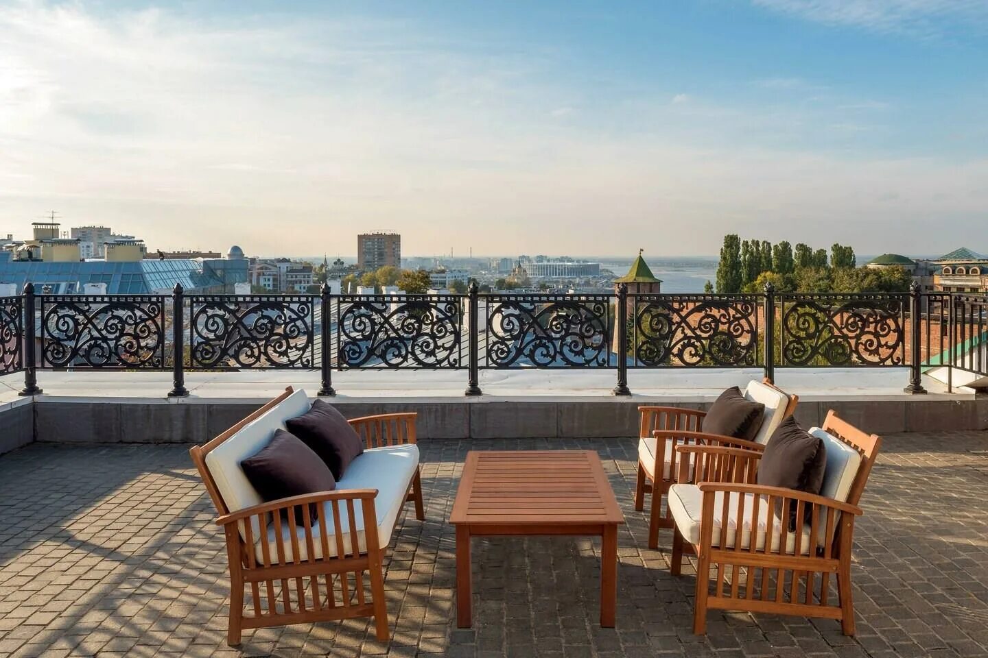 Снять частную в нижнем новгороде. Отель sheraton нижний новгород. гостиница шератон в нижнем новгороде. шератон терраса нижний новгород. шератон нижний новгород кремль.