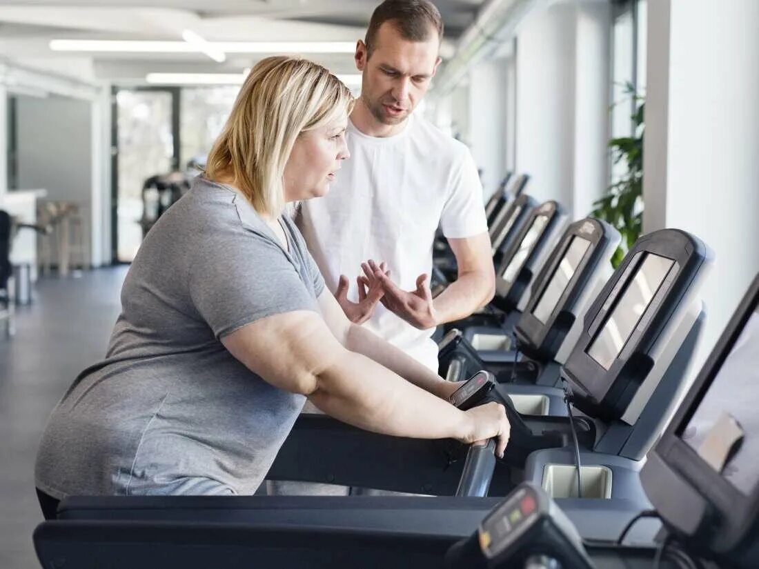 Wife speed up. Ожирение спорт. Занятия на тренажерах при ожирении. Ожирение физическая активность. Занятия спортом для людей с ожирением.