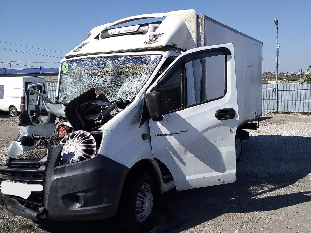 Битая газель некст. Битая газель бизнес. Белая газель некст битая. Авария черный газель некст. Морда газель некст без бампера.