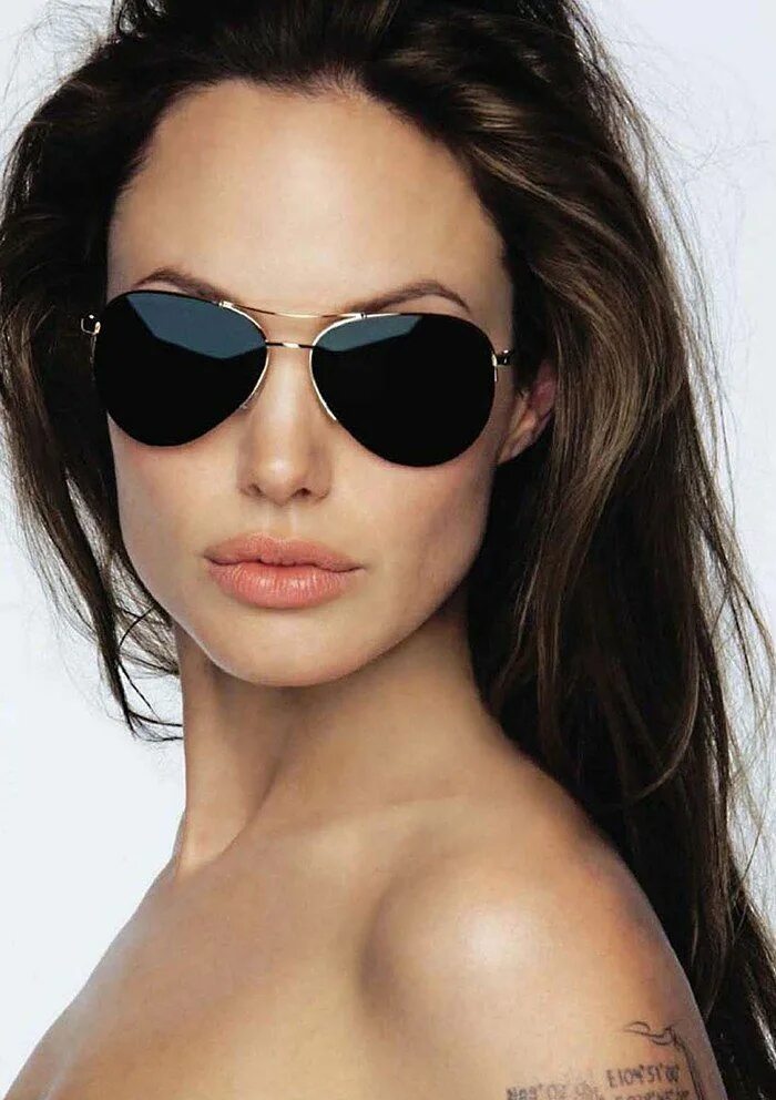 Темные очки фото. Анджелина Джоли в солнечных очках. Анджелина Джоли в очапз. Анджелина Джоли ray ban. Солнечные очки Анджелины Джоли.