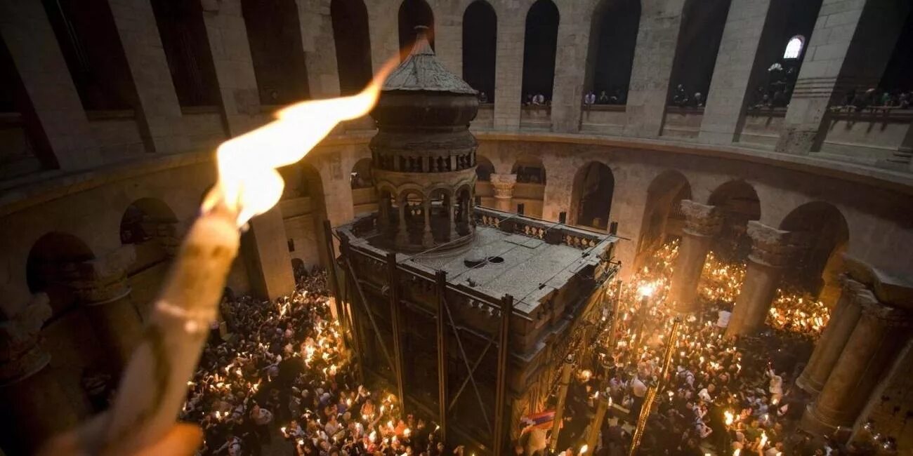 Храм гроба господня в иерусалиме сошествие благодатного огня. Благодатный огонь факел. Схождение благодатного огня в иерусалиме. Армяне и благодатный огонь. Армяне и благодатный огонь.