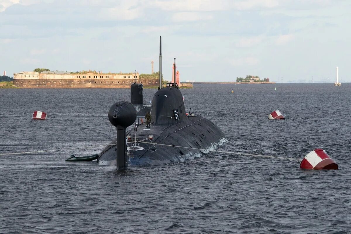 Подводные лодки проекта 677 адмиралтейская верфь. Дпл б-585 «санкт-петербург». Атомная подводная лодка санкт петербург. Подводные лодки в северодвинске. Проект 677.