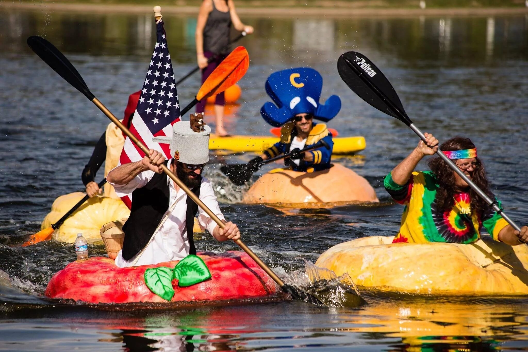 Тыквенная регата квебек. Плавание на тыквах. Плавание на тыквах. Плавание на тыквах. Виндзорская регата на тыквах.