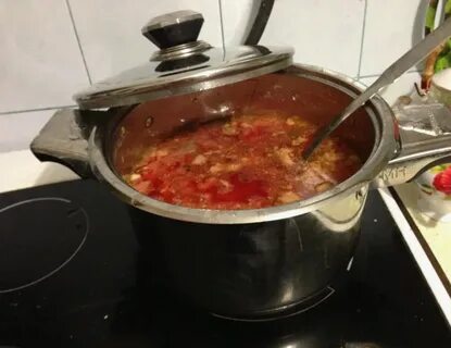 Суп в кастрюле или кастрюли